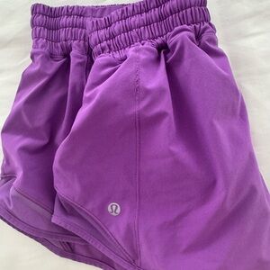 lululemon athletica Women's Purple Shorts size 8 hottie, hot high rise, 3 inch